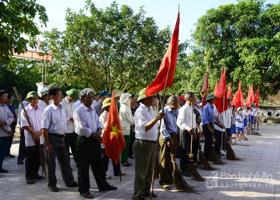 Người dân xóm Trù 2 xã Kim Liên tham gia hưởng ứng Lễ mít tinh hưởng ứng ngày môi trường thế giới.