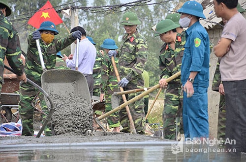 Bộ CHQS tỉnh phối hợp với Sở GTVT, Tỉnh đoàn Nghệ An và địa phương làm đường nông thôn mới tại xã An Hòa huyện Quỳnh Lưu.