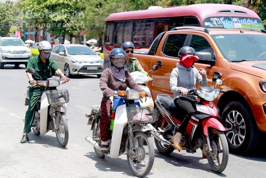 Nắng nóng, nhiệt độ ngoài trờ có nơi trên 50oC. Nam hay nữ, trẻ hay già khi có việc ra đường đều bịt kín như ninja. Ảnh: Quang An