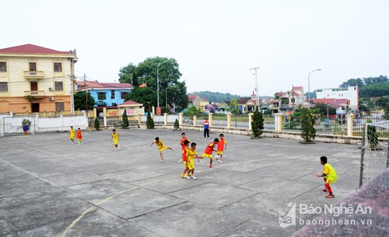 Chia đội hình thi đấu đối kháng trên sân bê tông để quen