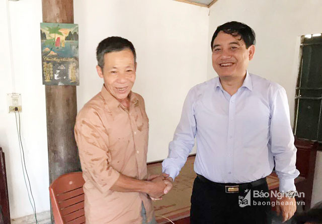 Đồng chí Bí thư Tỉnh ủy thăm hỏi người dân xã Sơn Hải