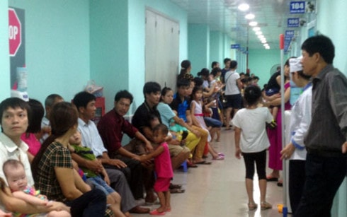 Ngày nắng nóng, Bệnh viện Nhi luôn trong tình trạng quá tải