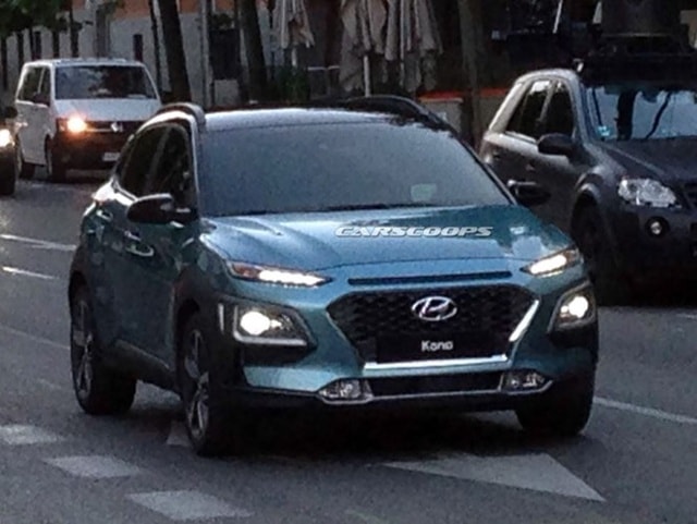 Ngoài ra, Hyundai Kona 2018 còn đi kèm nắp capô hầm hố với những đường dập gân thể thao. Thiết kế này giúp nhấn mạnh thêm phong cách khác biệt và đậm chất SUV của Hyundai Kona 2018. Xe sở hữu gầm cao và nẹp nhựa bao quanh các hốc bánh cũng như cản va trước/sau. Thêm vào đó là nóc xe màu đen đối lập với màu sơn ngoại thất.