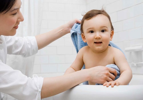 Luôn giữ vệ sinh da để phòng bệnh ngoài da cho trẻ. Ảnh minh họa.