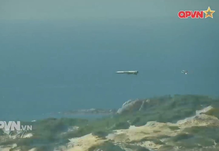 Trong ảnh, tên lửa P-35B của Việt Nam tách động cơ khởi tốc sau khi rời bệ phóng. Nguồn ảnh: Kênh QPVN