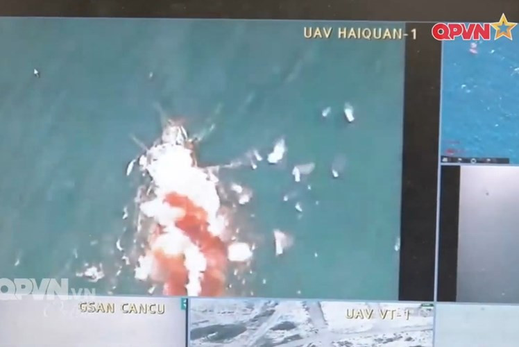 Ở pha cuối tên lửa hạ thấp độ cao xuống dưới 100m trước khi lao đến mục tiêu với tốc độ siêu âm Mach 1,4. Trong ảnh, UAV của Hải quân Việt Nam ghi lại khoảnh khắc tên lửa P-35B đánh trúng tàu mục tiêu. Nguồn ảnh: Kênh QPVN