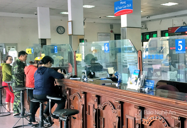 Giao dịch tại Ngân hàng VietinBank - Chi nhánh Thành phố Vinh. Ảnh: Thu Huyền