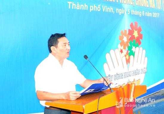 Ông Đậu Vĩnh Thịnh - Phó Chủ tịch UBND thành phố Vinh kêu gọi mọi người dân tích cực tham gia phong trào đấu tranh phòng chống ma túy. Ảnh: Thanh Sơn