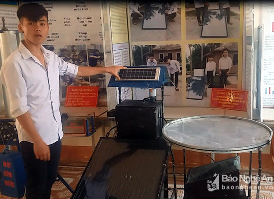 Em Ngô Thành Đạt giới thiệu mô hình máy chưng cất nước ngọt từ nước mặn.
