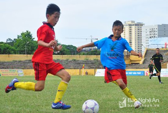 Mùa giải 2015, đội TN Nghi Lộc (áo đỏ) đã lên ngôi vô địch sau khi chiến thắng TN Yên Thành ở trận Chung kết. Ảnh: Tư liệu