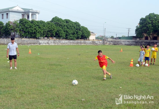 Các cầu thủ đội NĐ Nghi Lộc rèn giũa 