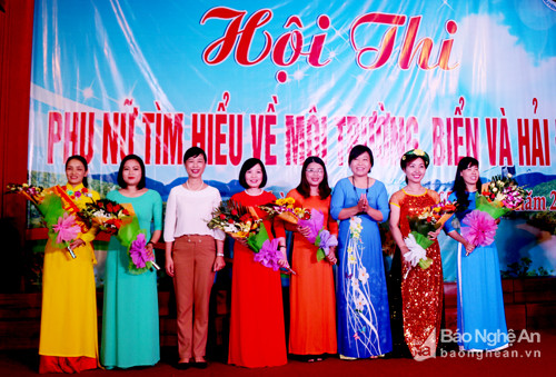 Đồng chí Nguyễn Thị Quỳnh Hoa - Phó Chủ tịch Hội LHPN tỉnh trao giải thưởng cho các đội thi. Ảnh: Vương Giang