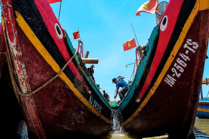 Cảng Lạch Vạn không chỉ là nơi neo đậu tàu thuyền của ngư dân Diễn Châu mà còn là nơi tránh trú bão, trao đổi hàng hoá, hậu cần nghề cá của nhiều địa phương trong tỉnh và tàu thuyền tỉnh bạn.  Số lượng tàu thuyền lên đến hàng nghìn chiếc. Ảnh: Hải Vương