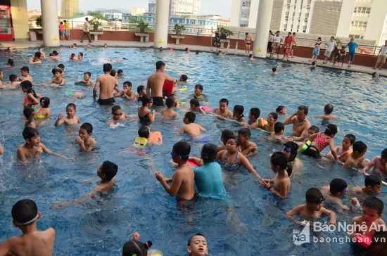 Trẻ em học bơi tại Khách sạn Mường Thanh Sông Lam (TP. Vinh). Ảnh: Phước Anh