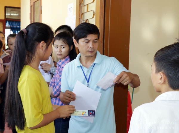 Các thí sinh làm thủ tục vào phòng thi - Ảnh: M.H