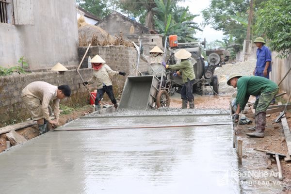 Làm đường bê tông nông thôn ở Nam Thanh (Nam Đàn). Ảnh tư liệu