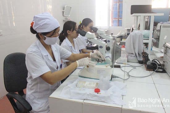 Trung tâm CSSKSS tỉnh đầu tư máy móc thiết bị hiện đại phục vụ điều trị hiếm muộn bằng phương pháp thụ tinh nhân tạo (IUI). Ảnh: Đinh Nguyệt