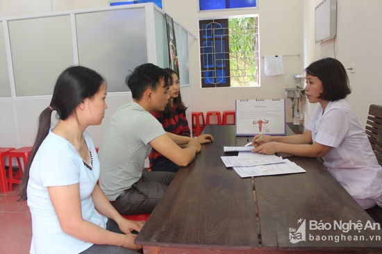 Khoa Hỗ trợ sinh sản - Nam học, Trung tâm CSSKSS tỉnh trở thành địa chỉ tin cậy của người bệnh, điều trị các bệnh về sức khỏe sinh sản và hiếm muộn. Ảnh Đinh Nguyệt