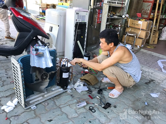 Sửa điều hòa. Ảnh: Phương Thúy