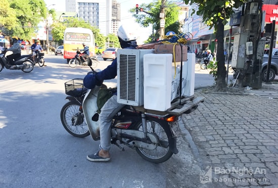 Sửa điều hòa. Ảnh: Phương Thúy