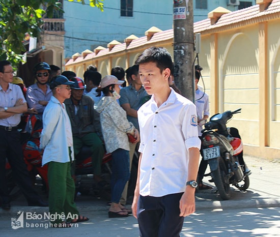 Chưa đến 10 giờ sáng ngày 6/6, một số thí sinh tại điểm thi THPT Hà Huy Tập đã nộp bài sớm ra về. Là một trong những thí sinh ra khỏi phòng sớm nhất, em Nguyễn Bá Đạt, học sinh trường THCS Đội Cung tự tin cho biết “Năm nay đề văn ra không khó và em cảm thấy vừa sức mình. Sau khi hoàn thành 2 tờ và kiểm tra kỹ em nộp bài sớm để về. Em nghĩ bài làm của mình sẽ được 7,5 đến 8 điểm”. Ảnh: Chu Thanh