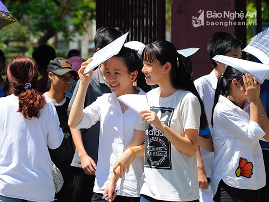 Cũng chung tâm trạng với Đạt, em Nguyễn Thị An Bình, học sinh trường THCS Lê Lợi vui vẻ cho biết “Nhờ ôn tập kỹ nên em thấy đề thi năm nay bình thường. Em làm hết cả 3 câu và vừa kịp kiểm tra lại cũng như nộp bài khi trống hết giờ thi”. Tuy nhiên, Bình không chắc mình được bao nhiêu điểm nhưng với những gì làm được em cho rằng mình không bị điểm thấp. Ảnh: Thành Cường