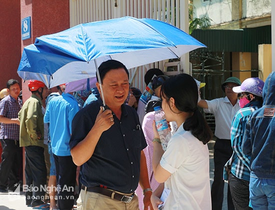 Cũng chung tâm trạng với Đạt, em Nguyễn Thị An Bình, học sinh trường THCS Lê Lợi vui vẻ cho biết “Nhờ ôn tập kỹ nên em thấy đề thi năm nay bình thường. Em làm hết cả 3 câu và vừa kịp kiểm tra lại cũng như nộp bài khi trống hết giờ thi”. Tuy nhiên, Bình không chắc mình được bao nhiêu điểm nhưng với những gì làm được em cho rằng mình không bị điểm thấp. Ảnh: Chu Thanh