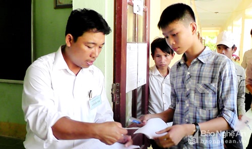 Làm thủ tục trước lúc bước vào phòng thi. Ảnh: Anh Tuấn