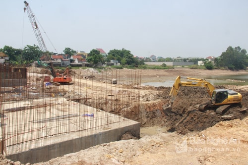 Cống Diễn Tthành, Diễn Châu đã thi công xong phần bê tông bản đáy. Ảnh: Văn Trường.