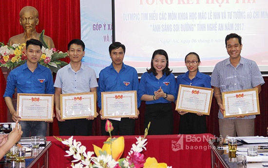 Phó Bí thư Tỉnh Đoàn trao Giấy khen cho các đơn vị tham gia có chất lượng cuộc thi Ánh sáng soi đường năm 2017. Ảnh: Hoài Thu