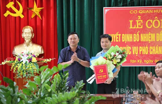 Ông Bùi Thanh Bảo- Bí thư huyện ủy Tân Kỳ tặng hoa chúc mừng tân phó chánh văn phòng huyện ủy