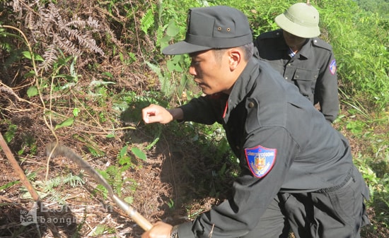 Không quản thời tiết nóng 40 độ C, các học viên trường Trung cấp cảnh sát  Vũ trang vẫn hăng say phát dọn đường băng giúp nhân dân xã Nhân Sơn.  -         Để đến được những điểm phát đường băng, các học vi