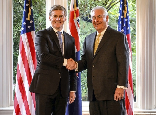 Ngoại trưởng Mỹ Rex Tillerson (phải) cùng với Thủ tướng New Zealand Bill English tại Wellington. Ảnh: AP