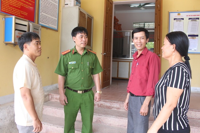 Công an huyện Thanh Chương nắm bắt thông tin từ người dân. Ảnh: Phương Thảo