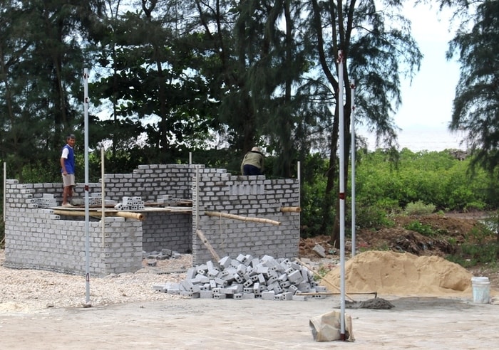 Chỉ sau 2 ngày, căn nhà đựơc xây cao gần 2 mét. Trong khi chính quyền địa phương không hay biết. Ảnh: Việt Hùng