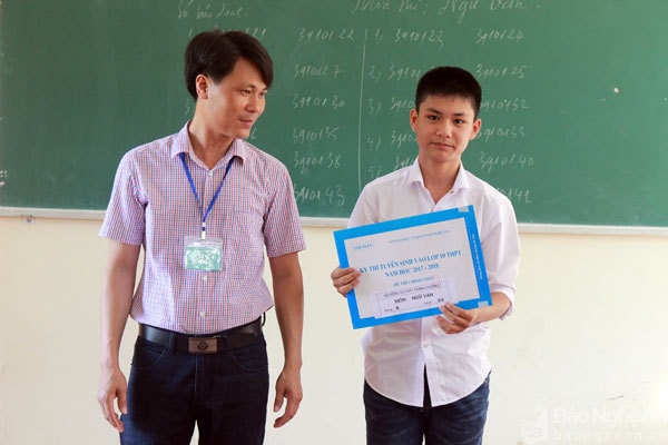 Thí sinh kiểm tra niêm phong đề thi môn Ngữ văn. Ảnh: MH