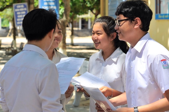 Thí sinh hào hứng sau khi hoàn thành xong môn thi đầu tiên. Ảnh: Thành Cường