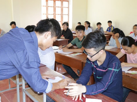 Thí sinh làm thủ tục ở phòng thi. Ảnh: MH