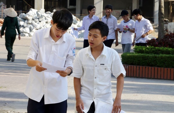 Thí sinh tại điểm thi tại Trường THPT Hà Huy Tập. Ảnh: MH