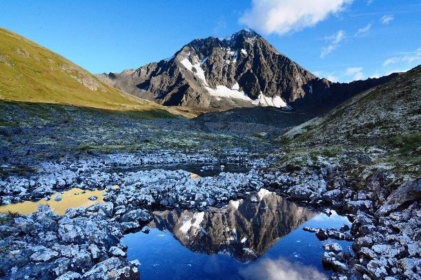 Ngày 18/10/1867, Mỹ mua Alaska từ Nga với giá 7,2 triệu USD. Đây là một thương vụ mua bán lớn, nổi tiếng trên thế giới. Ngày nay, Alaska trở thành bang sản xuất vàng lớn thứ hai ở Mỹ (sau Nevada).