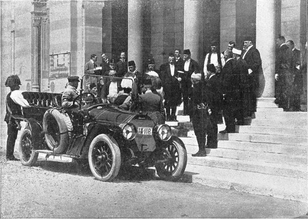 Franz Ferdinand - Thái tử Áo - Hung bị tổ chức khủng bố Bàn Tay Đen ám sát ngày 28/6/1914. Hung thủ là Gavrilo Princip, một sinh viên người Serbia thuộc tổ chức Bàn Tay Đen. Sau vụ ám sát trên, đế quốc Áo - Hung đổ lỗi cho Serbia đứng đằng sau vụ việc nên tuyên chiến với quốc gia này. Sự kiện gây chấn động trên đã châm ngòi cho chiến tranh thế giới 1 bùng nổ.