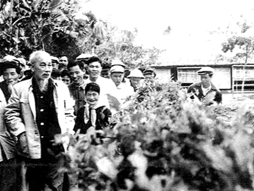 Bác Hồ về thăm quê ở Kim Liên, Nam Đàn Nghệ An năm 1961. Ảnh: Tư liệu
