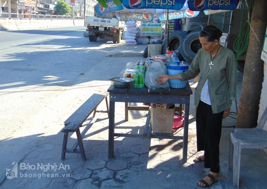 Một quán nước nhỏ cũng chiếm dụng vỉa hè để làm nơi buôn bán.