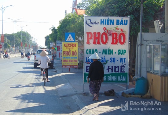 Lấn chiếm vỉa hè thị trấn Cầu Giát. Ảnh: Thanh Toàn