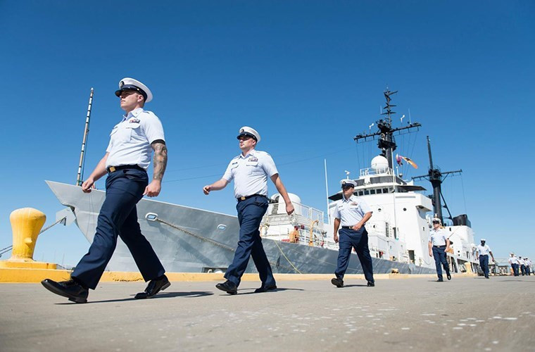 Đặc biệt, trước chuyến thăm của Thủ tướng Nguyễn Xuân Phúc ít ngày, phía Mỹ đã bàn giao cho lực lượng Cảnh sát biển Việt Nam tàu tuần duyên lớp Hamilton mang tên USCGC Morgenthau (WHEC 722) vào hôm 25/5 tại căn cứ tuần duyên ở Honolulu, quần đảo Hawaii. Nguồn ảnh: Naval Today