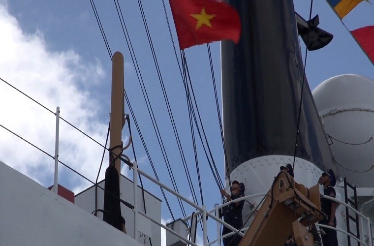 Khoảng khắc thủy thủ đoàn tàu CSB 8020 kéo quốc kỳ nước ta lên trên tàu USCGC Morgenthau. Được biết trước khi chuyển giao cho Việt Nam tàu USCGC Morgenthau cũng được bảo dưỡng và sơn mới lại hoàn toàn với màu sơn trắng đặc trưng. Nguồn ảnh: dvidshub.net.