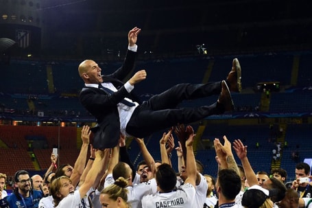 Các học trò tung hô Zidane - HLV người pháp mang trong mình DNA thành công. Ảnh Internet