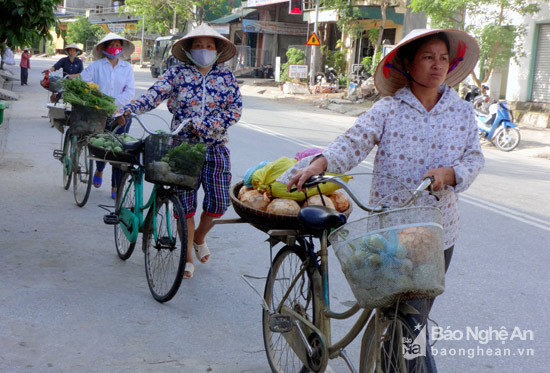 Một số người dân sống gần các thị trấn hay gần trung tâm xã, ngoài việc chọn xe gắn máy thì những chiếc xe đạp cũng được tận dụng để đưa hàng hóa do gia đình mình sản xuất được xuống chợ. 