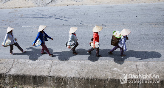 Một hình ảnh đẹp khi những người phụ nữ đồng bào Thái ở bản Thạch Dương, xã Thạch Giám, huyện Tương Dương đưa hàng xuống chợ.