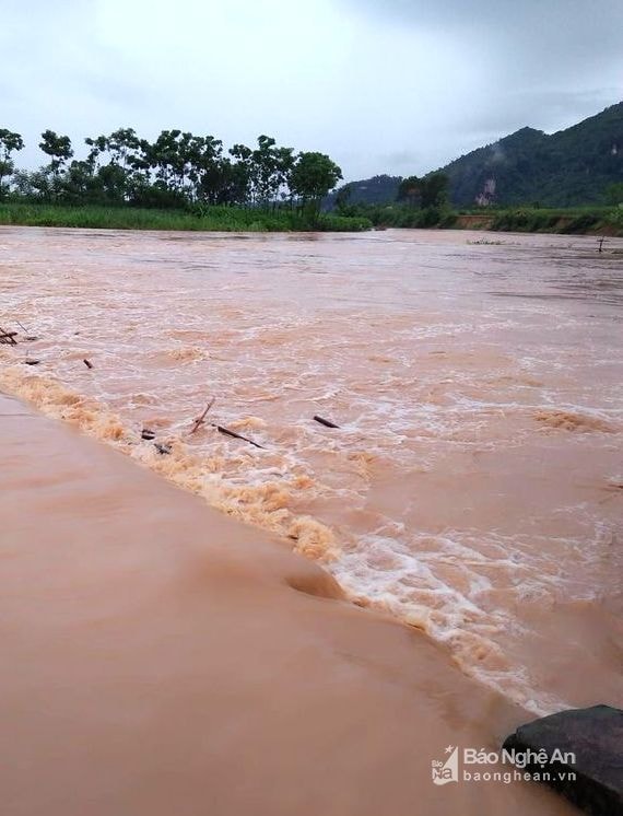 Mưa ngập cầu tràn ở xã Châu Tiến, Quỳ Châu. Ảnh: Hữu Vi